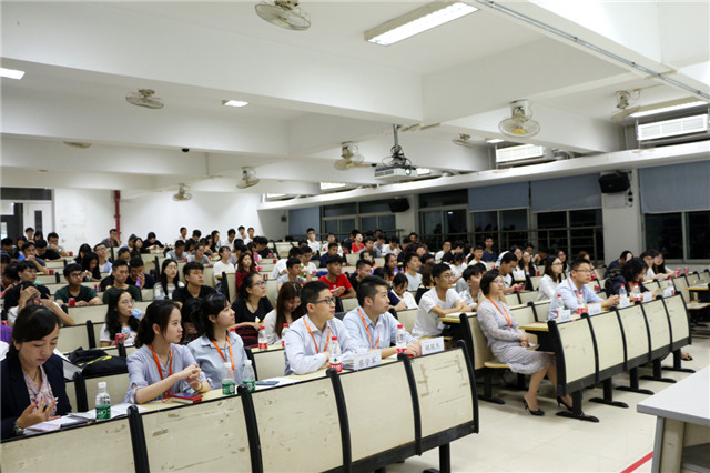01宣讲会现场同学们专注于企业介绍.jpg